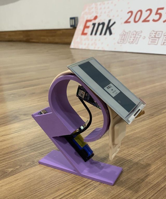 Prototype of the wristband: an e-paper display mounted on a 3D-printed band